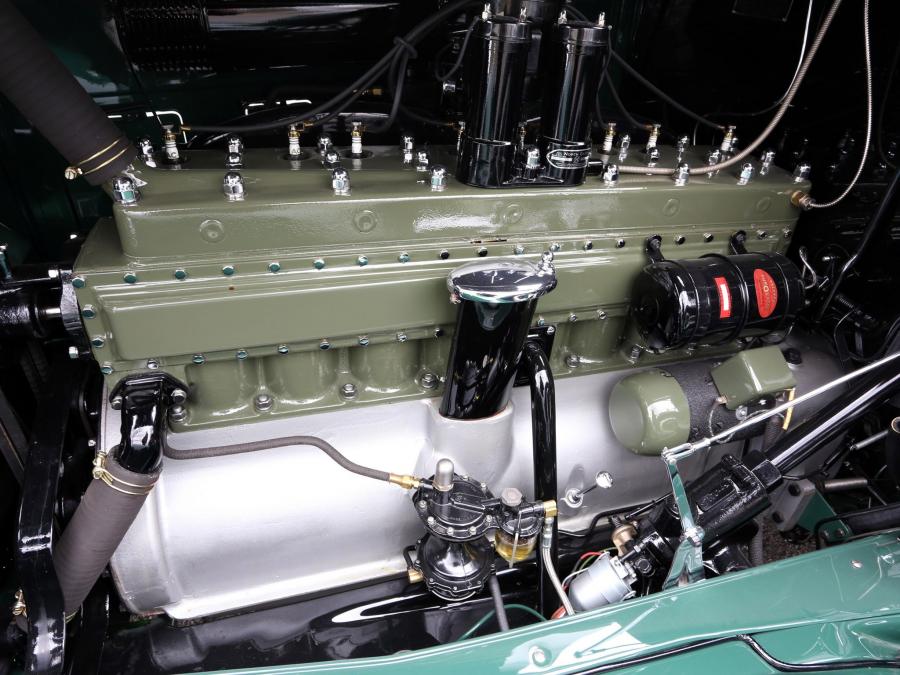  Packard Super Eight 7-Passenger Sedan 1933 года  (фото 8 из 9)